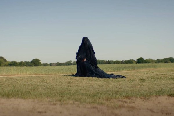 Watch, Download & Reviews – The Woman in the Yard